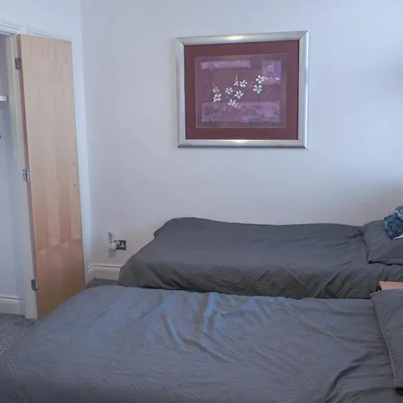 3 Bedrooms 3 Bathrooms Sleeps 8 Free Parking 1-Min Walk To Bournemouth Beach-2